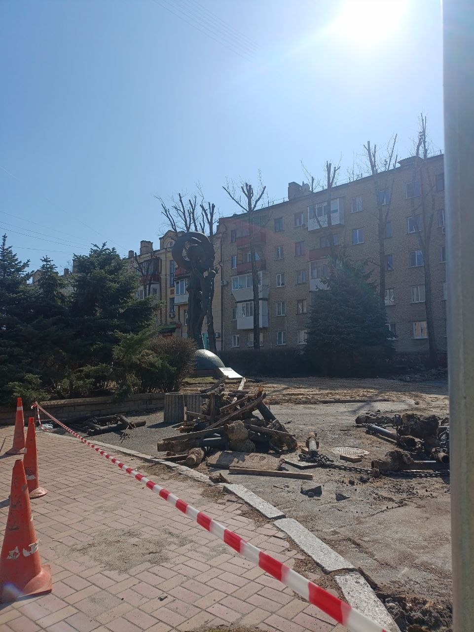 Cквер у мемориала «Героям-ликвидаторам аварии на ЧАЭС» будут приводить в порядок