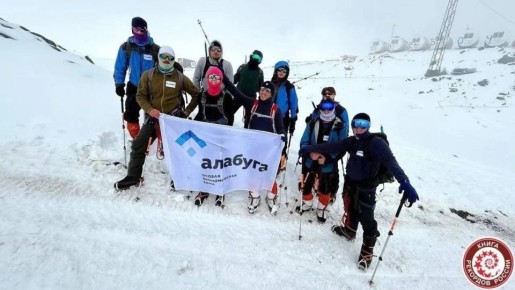 Иван Санаев: НАИБОЛЬШАЯ ВЫСОТА НАД УРОВНЕМ МОРЯ (НА ПОВЕРХНОСТИ ЗЕМЛИ), НА КОТОРОЙ СЫГРАЛИ В КОМПЬЮТЕРНУЮ ИГРУ ЧЕРЕЗ ИНТЕРНЕТ