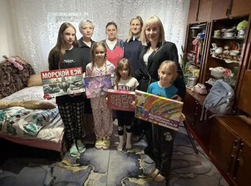 111Полицейские республики и детский омбудсмен посетили многодетную семью, эвакуированную из зоны боевых действий