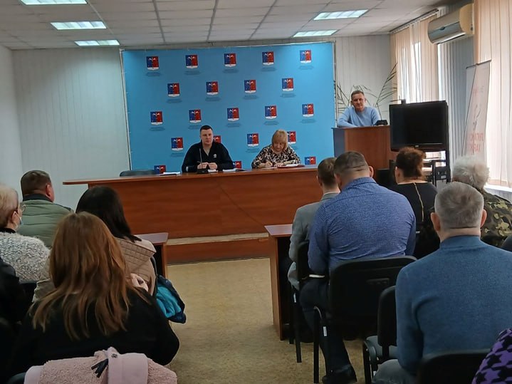 Альберт Зинченко: Сегодня Первый заместитель Главы Администрации Владимир Макеев совместно с председателем Совета Станично-Луганского МО Татьяной Пономаревой провели аппаратное совещание с руководителями структурных...