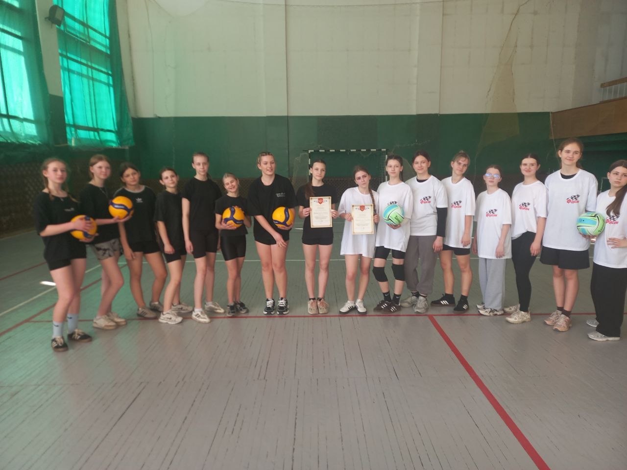 Сегодня в Ровеньках прошли захватывающие соревнования по волейболу «Серебряный мяч» среди команд девушек общеобразовательных учреждений