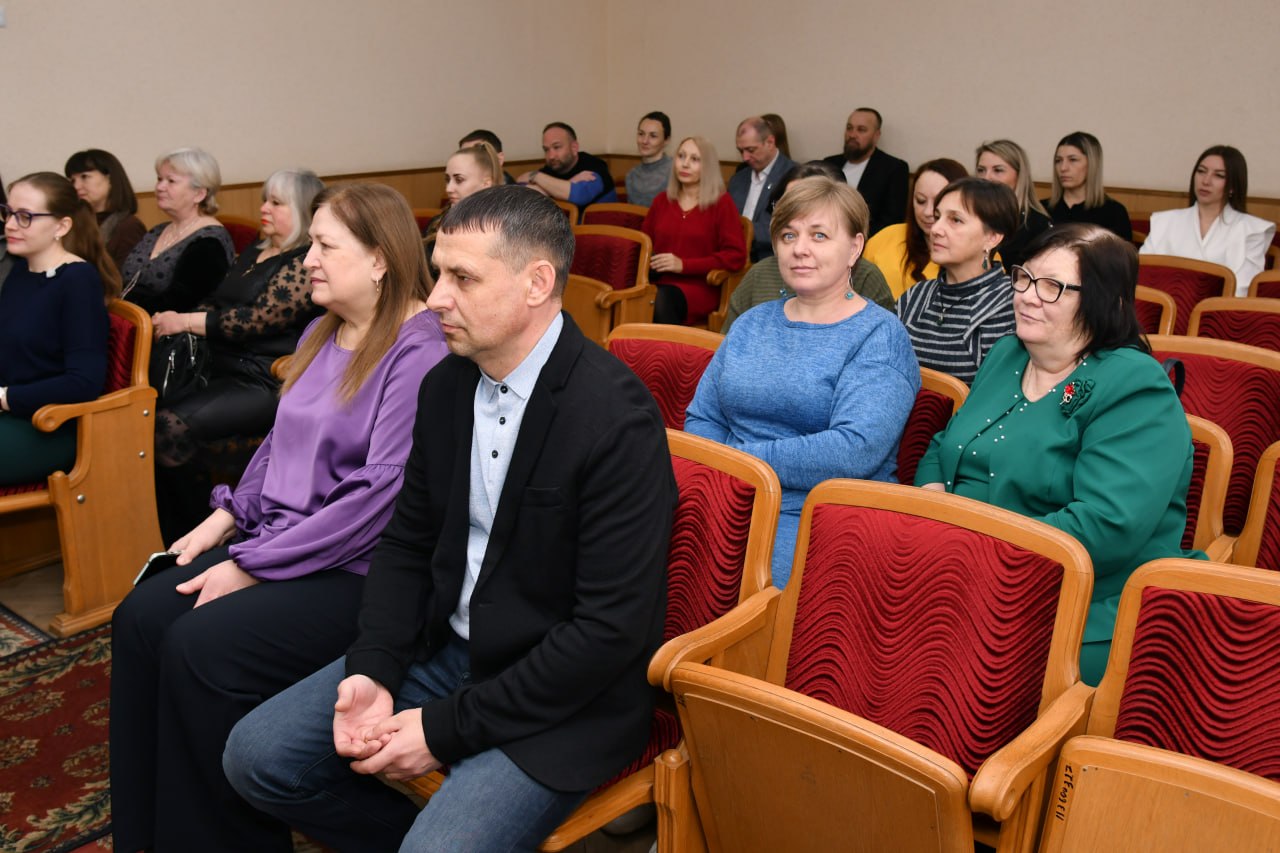 Поздравил лично работников культуры, выразил признательность за их вклад и вручил благодарственные письма