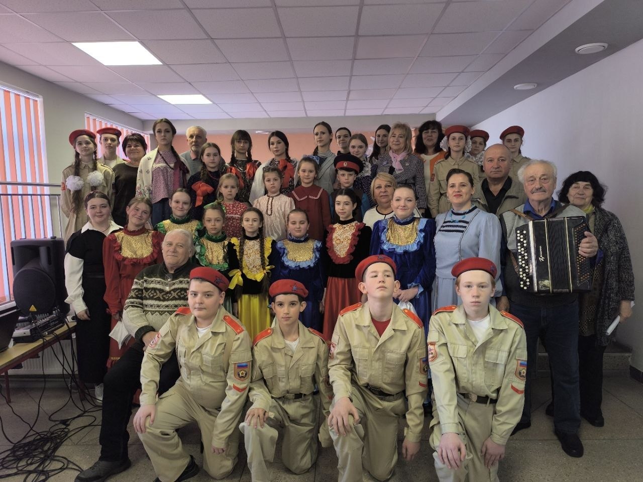 Секретарь местного отделения Единая Россия, председатель Совета депутатов муниципального округа Татьяна Пономарева посетила мероприятие, посвященное дню единства народов России в ГБОУ ЛНР Станично-Луганской гимназии