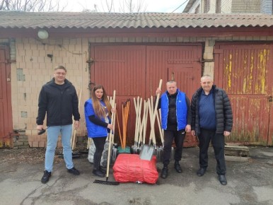 По инициативе Виталия Глухова, представителя первичного местного отделения № 5 партии "Единая Россия", сотрудники ЖКХ получили новую партию необходимого инвентаря