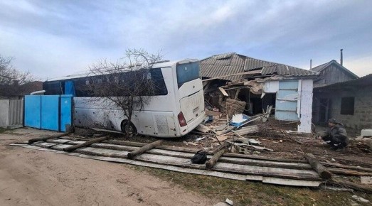 Автобус врезался в частный дом в Марковке, пострадали жильцы и пассажиры