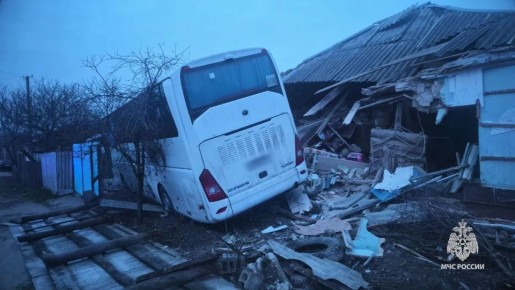 Авария произошла с автобусом «Москва-Стаханов» в Марковке: 4 пострадавших, включая маму с ребенком