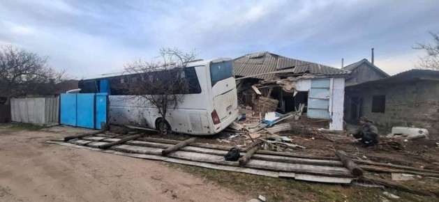 В ЛНР автобус врезался в жилой дом, пострадали четыре человека