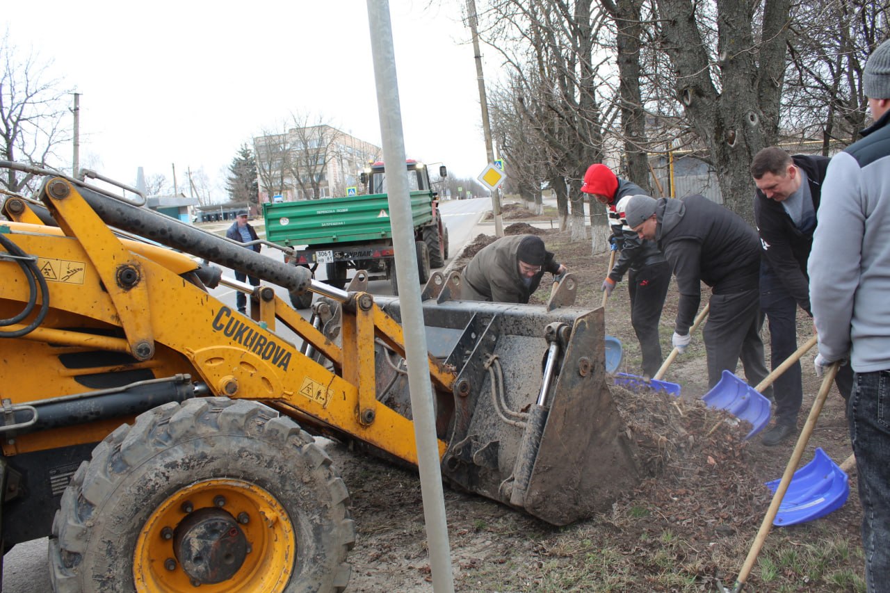 Юлия Кожухарь: Сегодня в пгт Новопсков прошел массовый субботник, в котором приняли участие трудовые коллективы поселка, студенты аграрного колледжа и представители Партии «Единая Россия»