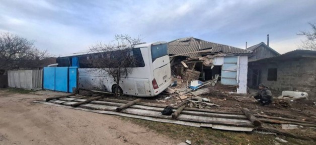 Автобус въехал в частный дом в Марковке