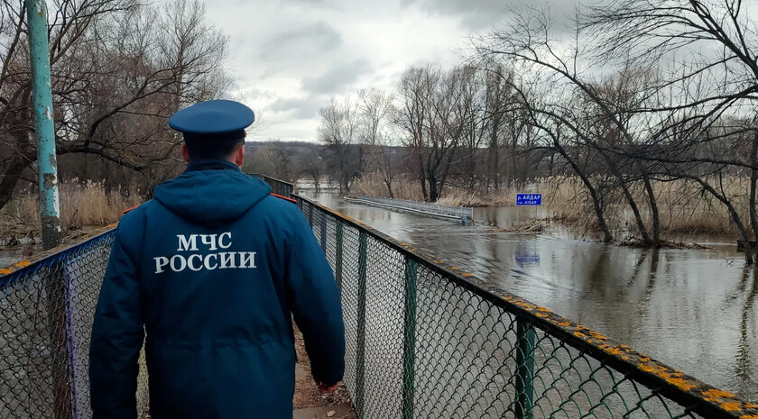 МЧС: в ЛНР остается подтопленным низководный мост в Новоайдаре