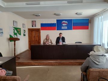 Исполняющий обязанности Главы МО Владимир Запорожец совместно с начальником отдела по обращению граждан и социальным вопросам Кристиной Степановой провели прием граждан из сел Песчаное и Червонопоповка Кременского МО