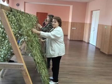 Члены УИК приступили к изготовлению маскировочных сетей для бойцов СВО