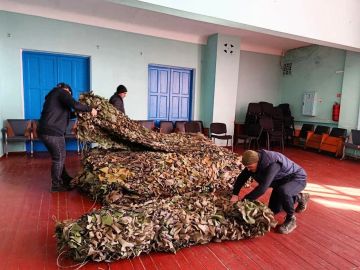 Волшебные нити Победы: активистки Совета женщин Антрацитовского муниципального округа Луганского регионального отделения Союза женщин России - жительницы пгт Фащевка сплели 9 новых маскировочных сетей для защиты наших ребят