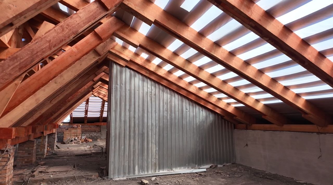 Строители СК «СТИЛЛ» приводят в порядок кровли и в Молодогвардейске