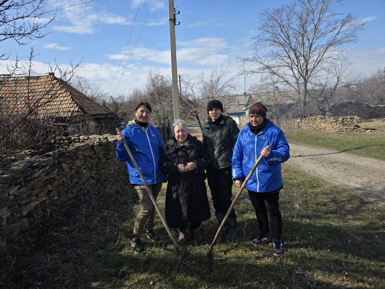 В рамках акции «Добрые дела» 26 марта активисты первичного отделения Всероссийской партии «Единая Россия» № 21 села Малоивановка провели уборку придомовой территории для семьи Решетняк
