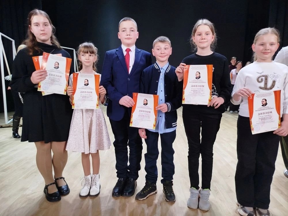 Участники театрального коллектива «Весёлый улей» из Лутугино приняли участие во Всероссийском конкурсе чтецов