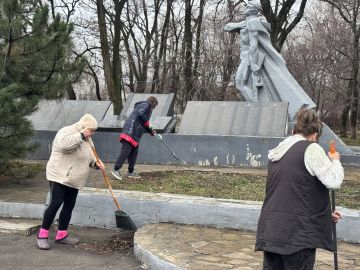 Субботник на центральной площади пгт Дзержинский в рамках проекта «Чистая страна»!