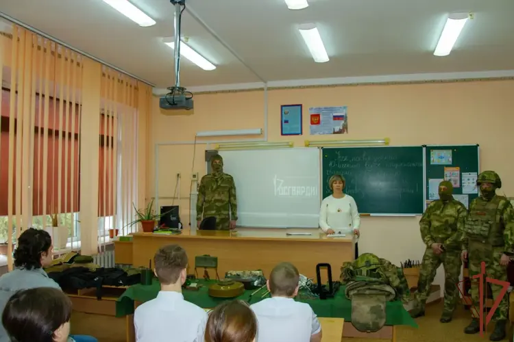 К 10-летию образования Росгвардии в ЛНР саперы и кинолог провели урок мужества для старшеклассников