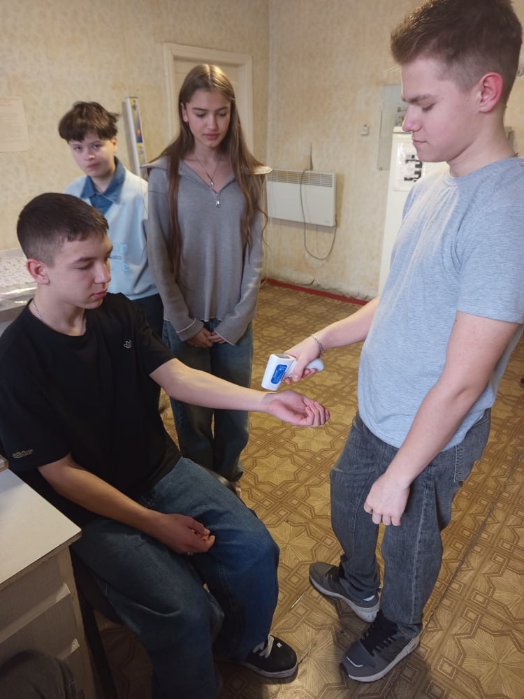 В школах г. Свердловска и Свердловского района специалистами «СЦГМБ» проводится профессиональная ориентация учащихся в выборе профессии медицинского работника