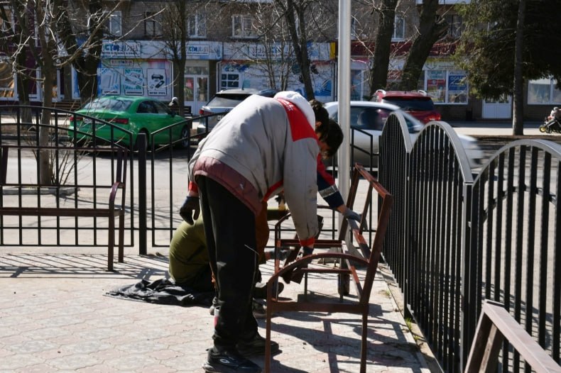 В Свердловском округе обновили детскую площадку у детского сада «Лютик»