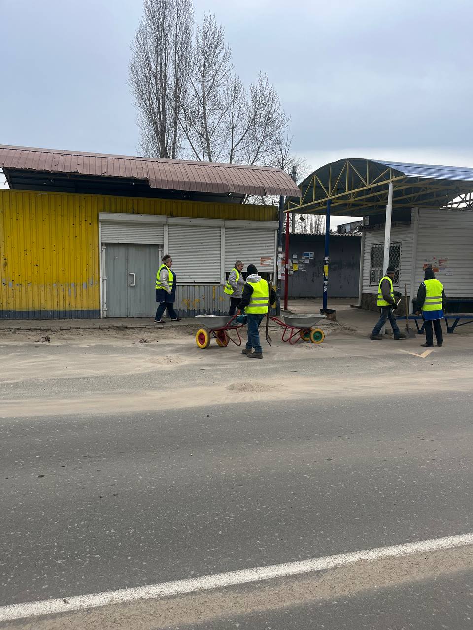 Работники МУП «Центральный рынок города Рубежное» активно участвовали в субботнике