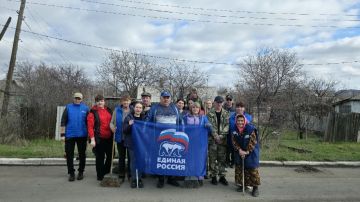 Сегодня 28 марта сотрудники МУП "ГРС" под руководством Шахова Игоря Викторовича дружно вышли на весенний субботник, организованный председателем Краснолучского отделения "Единой России " Сергеем Витальевичем Соловьёвым