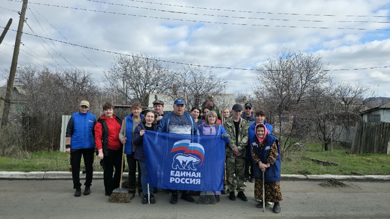 Сегодня 28 марта сотрудники МУП "ГРС" под руководством Шахова Игоря Викторовича дружно вышли на весенний субботник, организованный председателем Краснолучского отделения "Единой России " Сергеем Витальевичем Соловьёвым