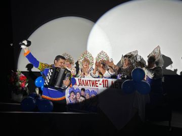 В Суходольском ДК имени Олега Кошевого состоялась премьера спектакля «Баба Шанель» — яркой комедии Николая Коляды, приуроченной ко Дню театра