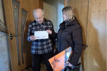 В пгт Шахтерский поздравили участника ВОВ с днём рождения