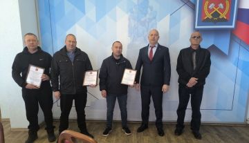 Сегодня заместитель Главы Администрации Краснодонского муниципального округа Сергей Тищенко вручил специалистам бригады «Западные электрические сети» филиала АО «Сибирско-Уральская энергетическая компания» Благодарственные...