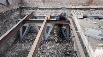 На второй секции кровли многоквартирного дома по адресу: г. Краснодон, кв. Советский, 1 ведутся подготовительные работы для замены аварийных плит перекрытия