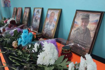 Парты Героя в Родаковской школе