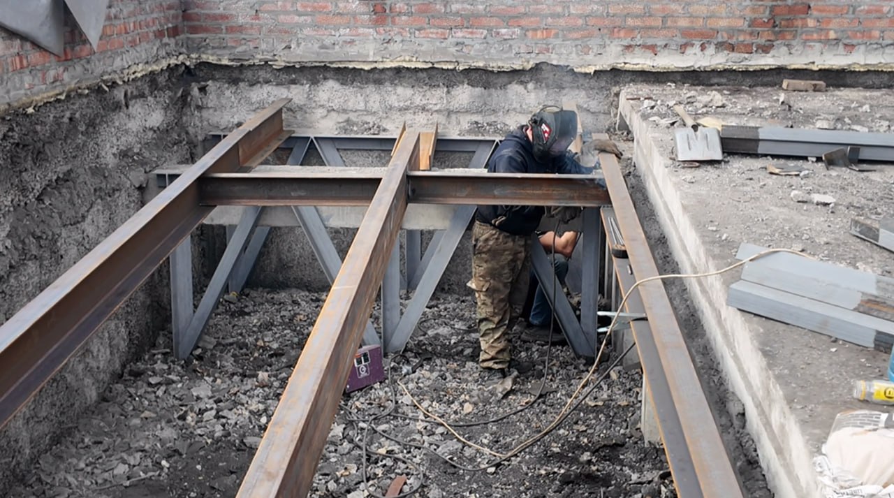 На второй секции кровли многоквартирного дома по адресу: г. Краснодон, кв. Советский, 1 ведутся подготовительные работы для замены аварийных плит перекрытия