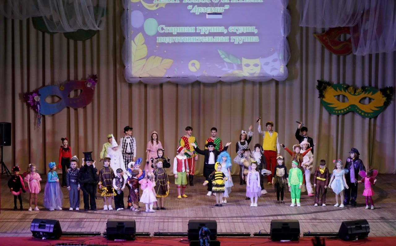 В Краснолучском ДК им. В.И. Ленина прошел творческий отчет ТЮЗа «Арлекин»