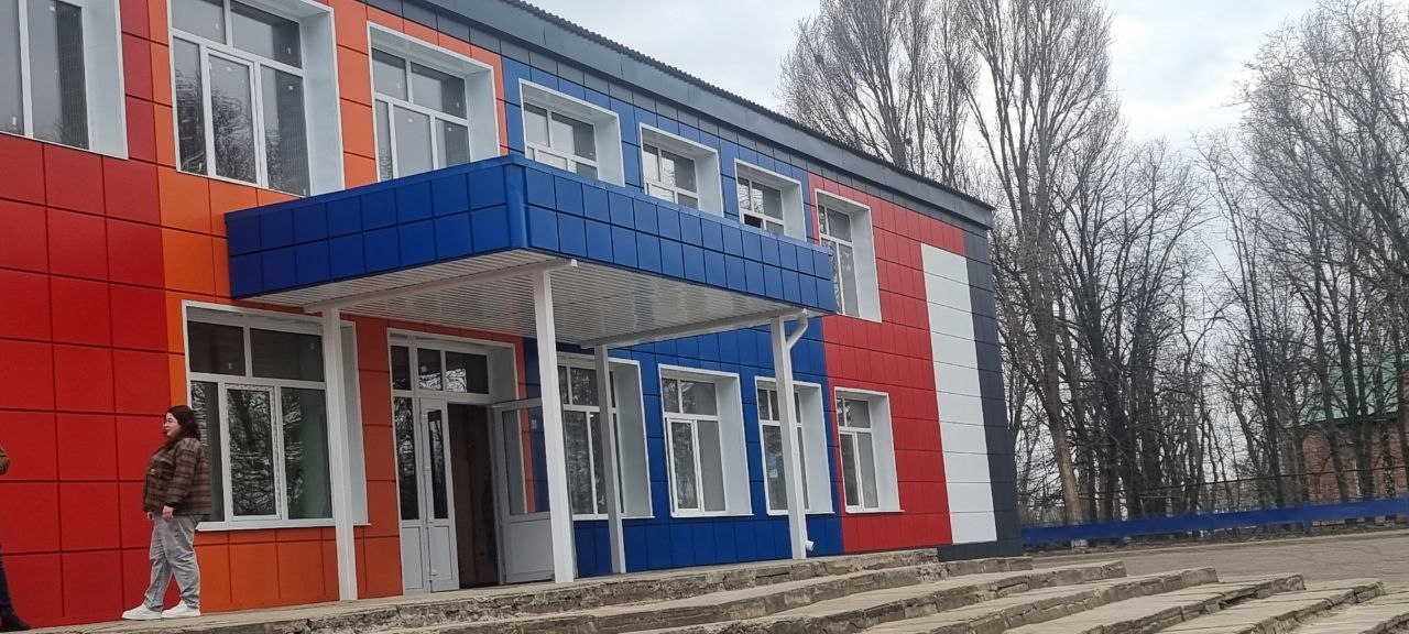 Виктор Водолацкий: Сегодня проверил ход ремонтных работ в Доме культуры поселка Широкий Станично-Луганского муниципального округа