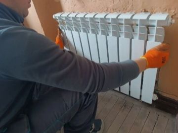 В Лутугинском доме культуры им. Т.Г. Шевченко бригада из Удмуртии продолжает ремонт системы отопления