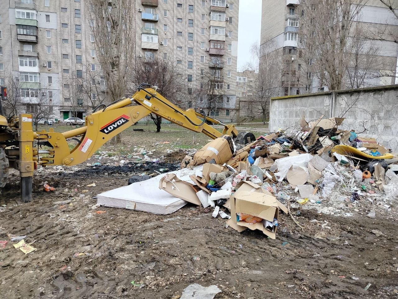 В Стаханове продолжается уборка улиц