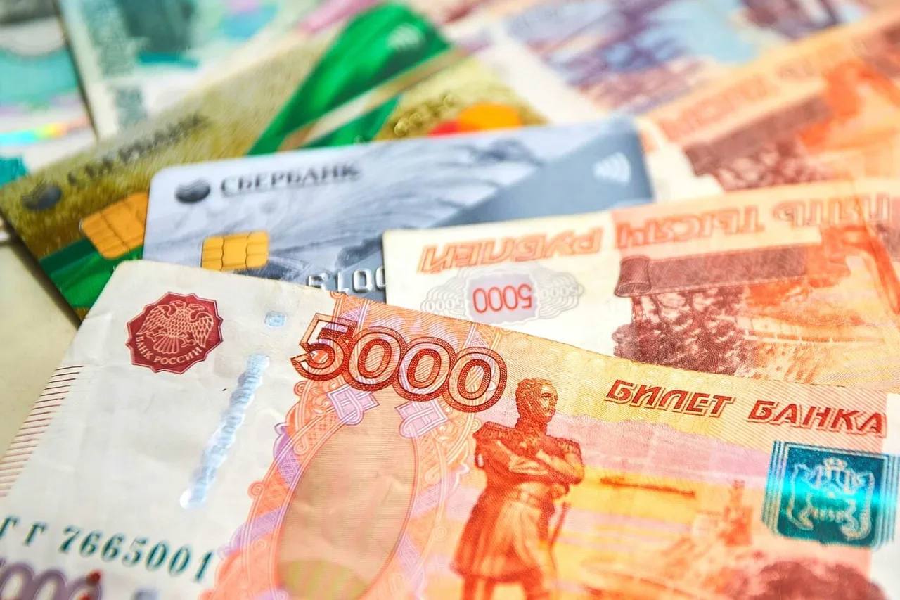 В Сватово несовершеннолетний украл 425 000 рублей с банковской карты