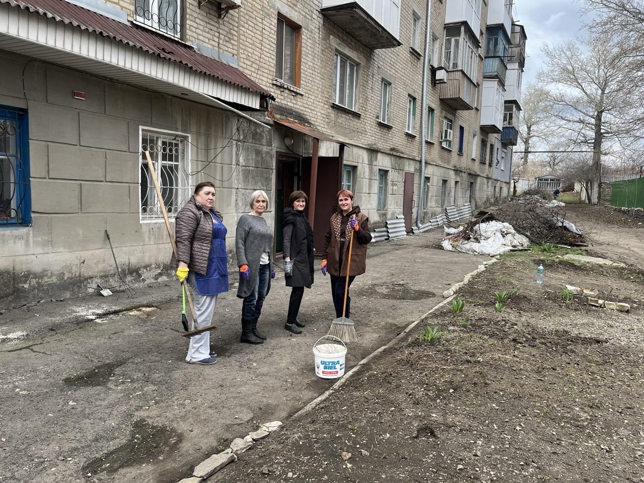 Благоустройство территорий: субботник в архивном отделе