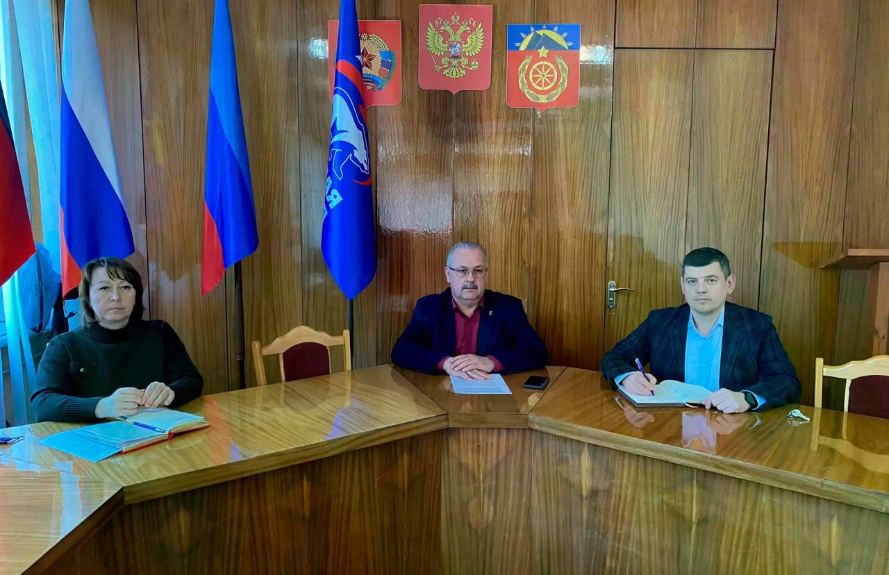 Под председательством главы Антрацитовского муниципального округа Сергея Саенко в местной Администрации состоялось заседание комиссии по предупреждению и ликвидации чрезвычайных ситуаций и обеспечению пожарной безопасности