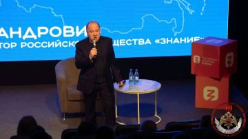 В рамках празднования 10-летия Росгвардии в иркутском Доме молодёжи состоялась встреча народного артиста России, лектора Российского общества «Знание» Владимира Стеклова с сотрудниками силовых ведомств