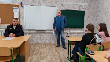 В ГБОУ ЛНР «Рубежанская ОШ № 3» и ГБОУ ЛНР «РСКШИ «Хрусталик» состоялась встреча с сотрудниками ГИБДД и представителями администрации