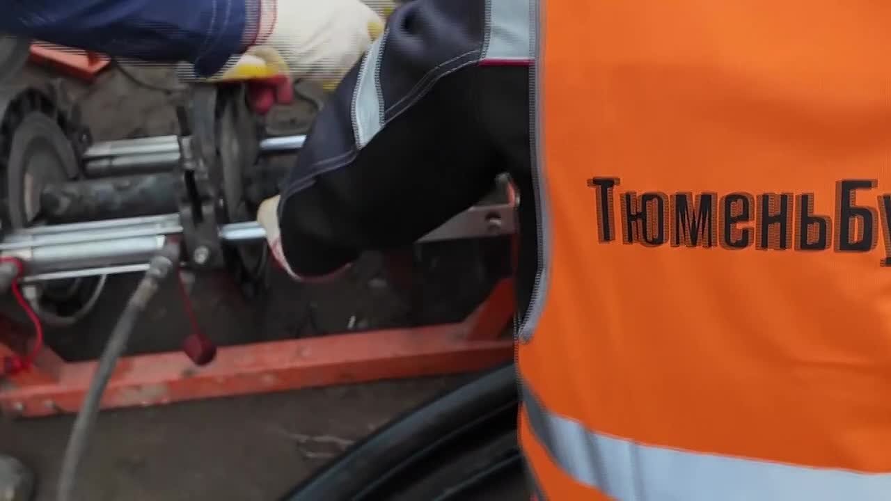 Сегодня в Краснодоне работает специальная бригада компании «ТюменьБурСтрой» (10 человек)