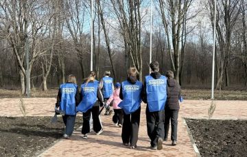 Активисты из Красного Луча присоединились к субботнику