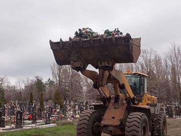 Ровеньковские коммунальщики готовят кладбище к Пасхе