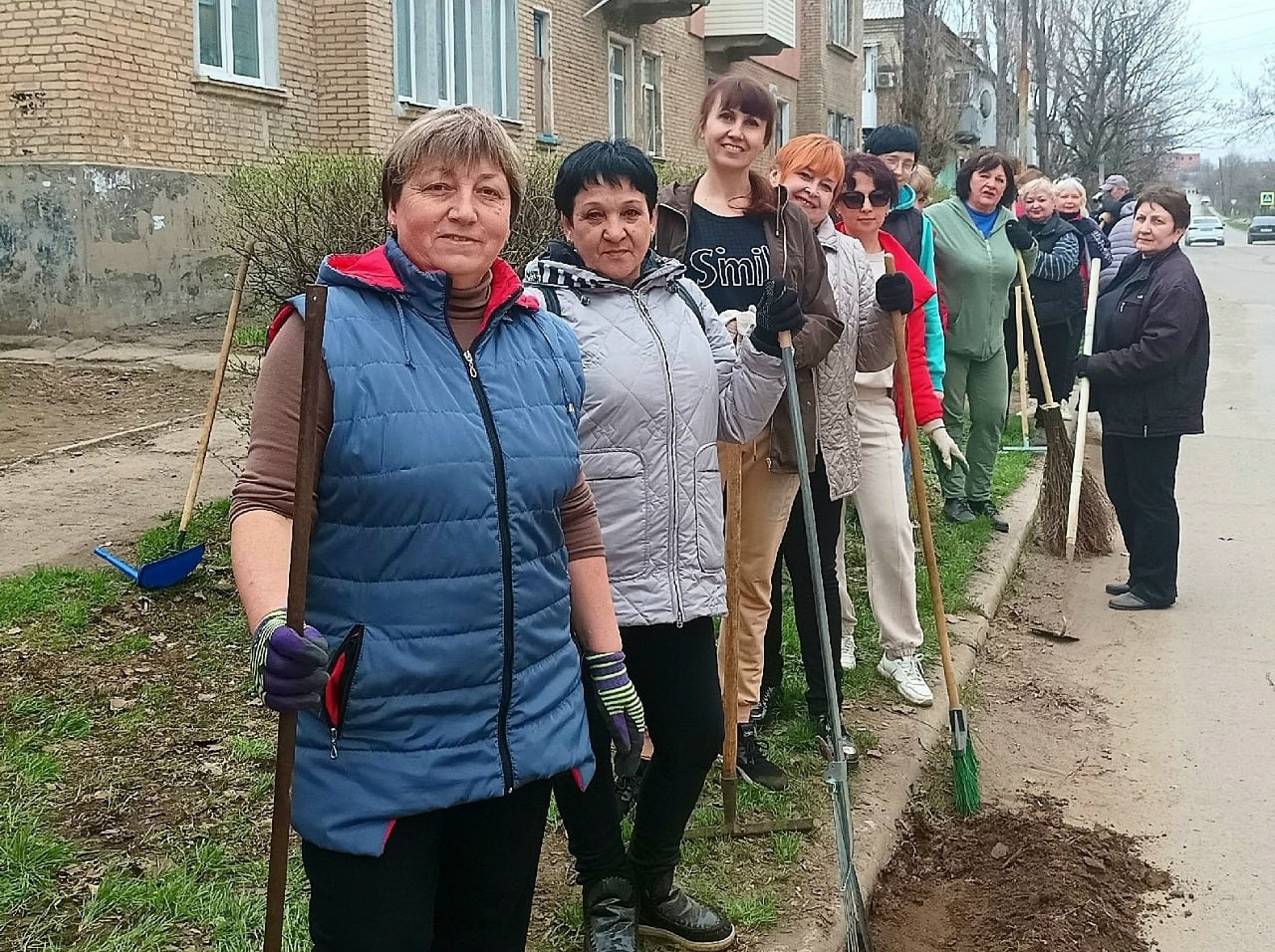 Единство ради чистоты: коллектив Лутугинского дома детского и юношеского творчества внес свой вклад в благоустройство города