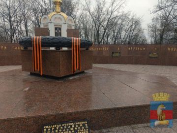 Коммунальные службы в Лисичанске проводят работы по приведению в порядок памятных мест