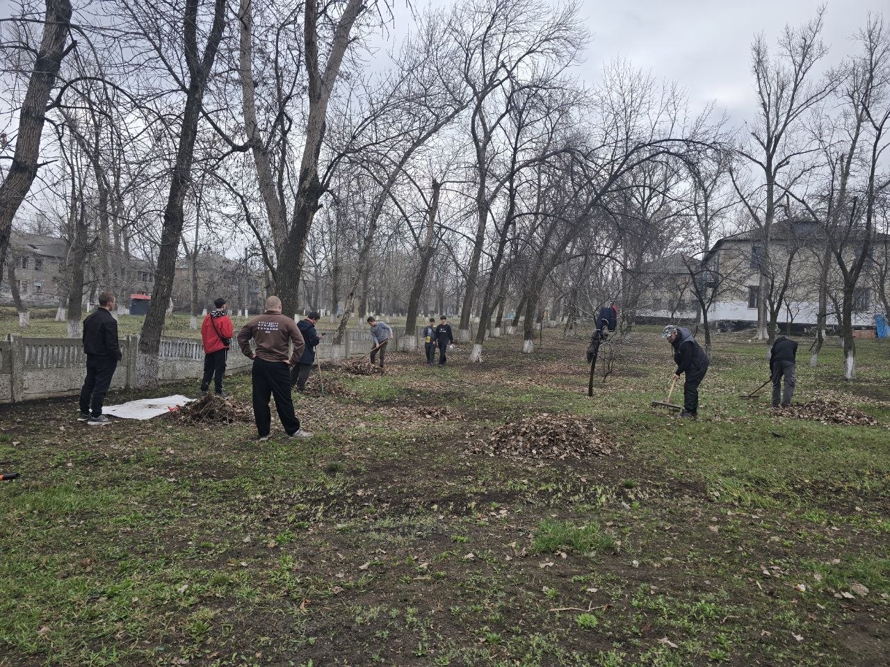 2 апреля на территории отдела по обеспечению жизнедеятельности пгт Комиссаровка состоялся еженедельный субботник «Чистый четверг»