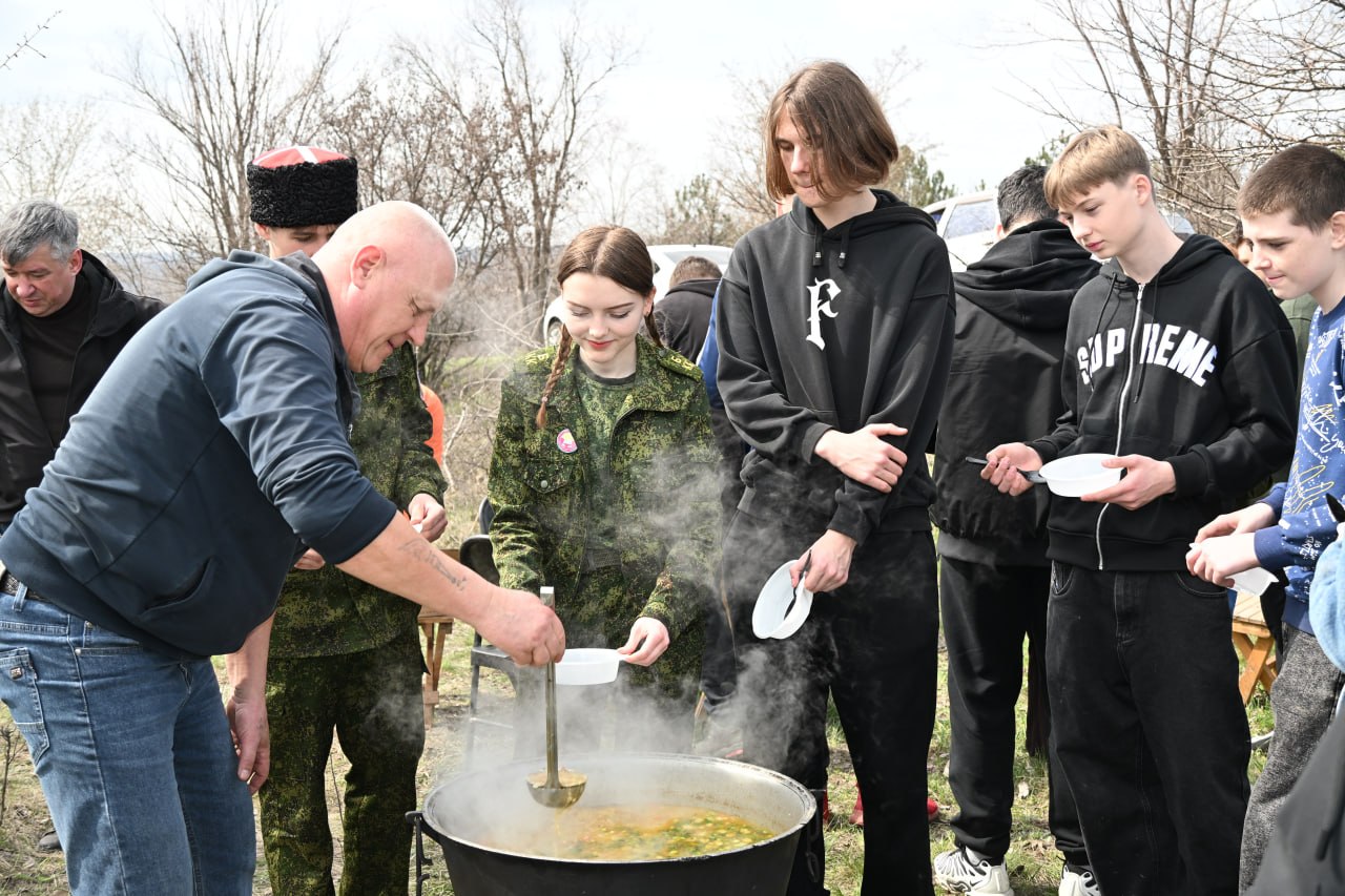 Евгений Морозов: А после работы нас ждал сюрприз от городского казачества — горячий кулеш и сладкие гостинцы