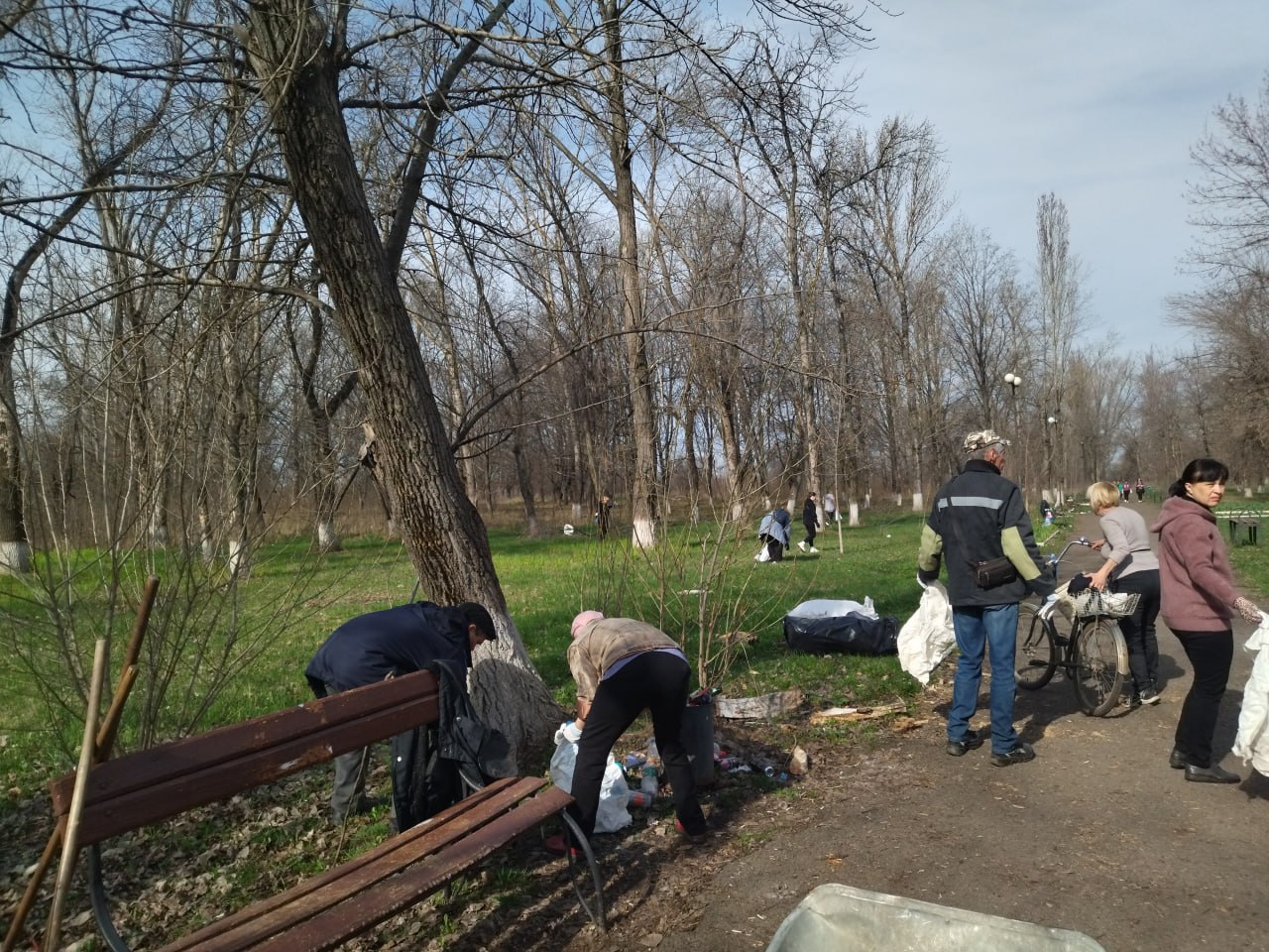 3 апреля парк имени В. Терешковой преобразился благодаря традиционному весеннему городскому субботнику, организованному отделом по жизнеобеспечению города Суходольска